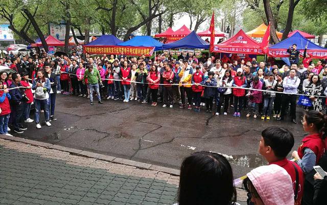 上午考试临近结束 家长在门外焦急等待