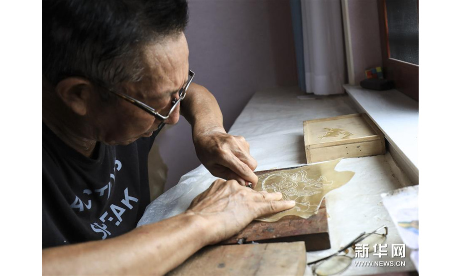8月1日，皮影艺人蔡善存在家中雕刻制作皮影。新华社记者 兰红光 摄