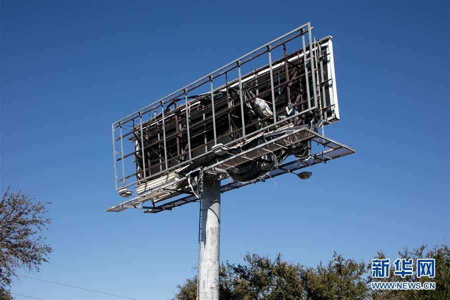 这是10月21日在美国得克萨斯州达拉斯拍摄的被龙卷风破坏的广告牌。 20日夜间，美国得克萨斯州达拉斯市及附近地区遭遇龙卷风，大量房屋受损。 新华社发（田丹摄）