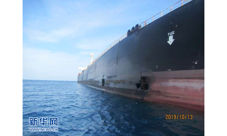 这张由伊朗石油部提供的在红海海域拍摄的照片显示，遭袭的“萨比提”号油轮船体受损（10月13日摄）。

　　伊朗国家石油公司一艘油轮11日在红海海域遭袭，发生爆炸，船上装载的原油发生泄漏。伊朗总统哈桑·鲁哈尼说，伊朗油轮上周在红海遭遇的是火箭弹袭击，某个国家参与，正在调查到底是哪个国家。

　　新华社发