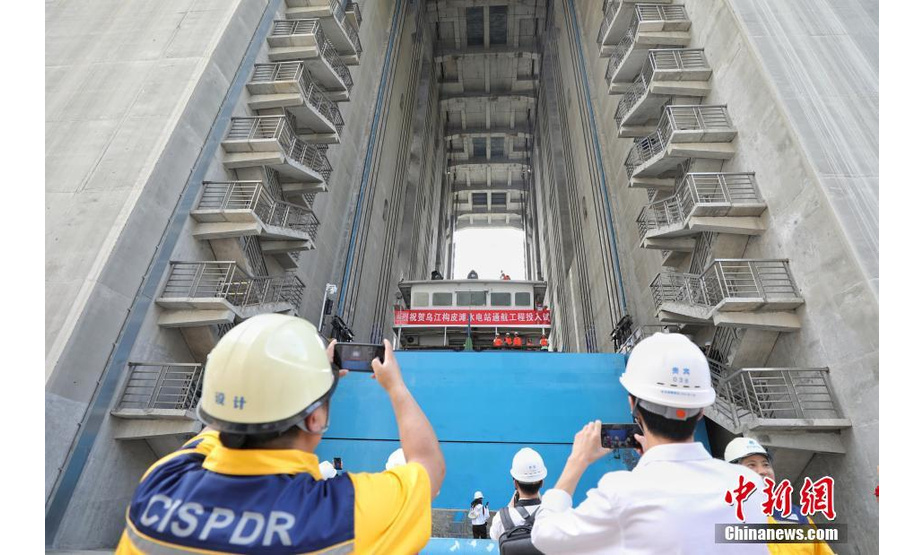 6月22日，工作人员拍摄500吨级货船提升情况。中新社记者 瞿宏伦 摄