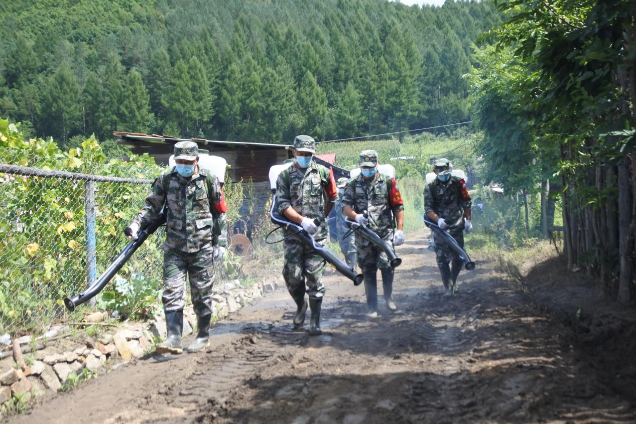 黑龙江省牡丹江军分区官兵民兵奋战灾后重建一线