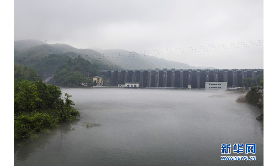  4月23日，雾气中的佛子岭水库大坝。新华网发（徐程 摄）