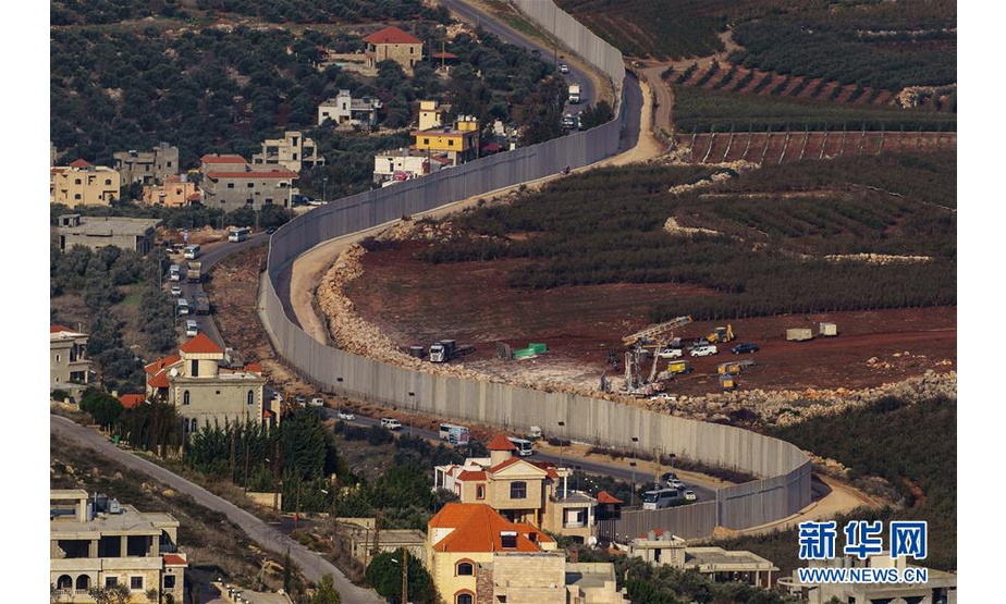 12月4日，以色列工程车辆在靠近黎巴嫩边境处作业。 新华社/基尼图片社