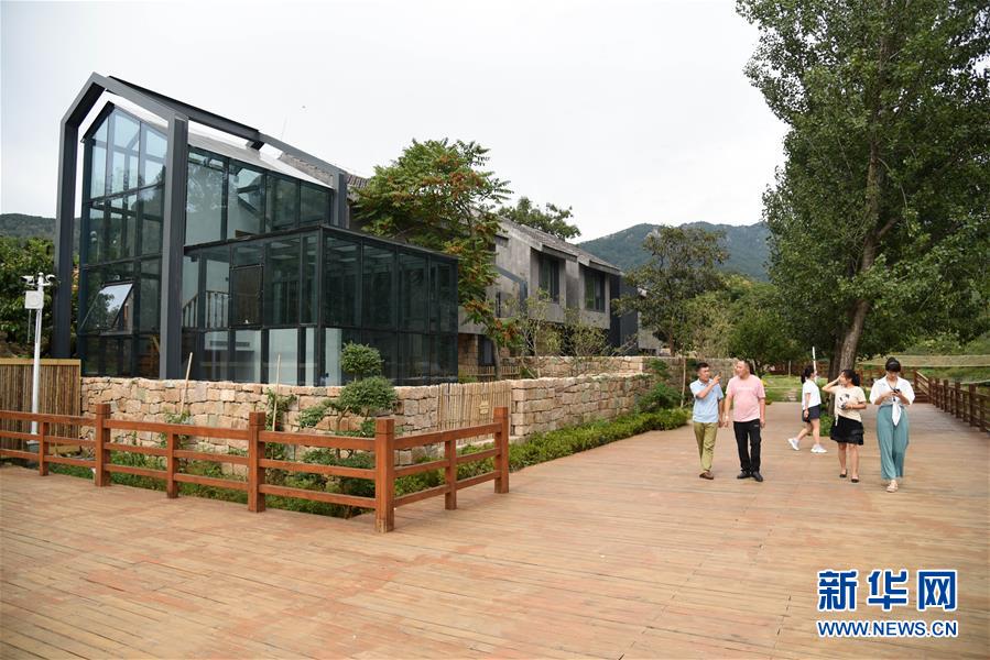 9月3日，游客在日照市五莲县叩官镇董家楼村的北山乡居民宿区参观。新华社记者王凯摄