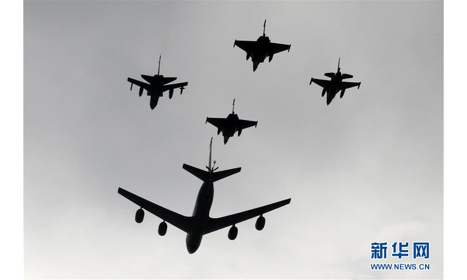 这是7月14日在法国巴黎国庆阅兵仪式上拍摄的飞机。 当日，法国在首都巴黎举行国庆阅兵仪式。 新华社发（杰克·陈摄）