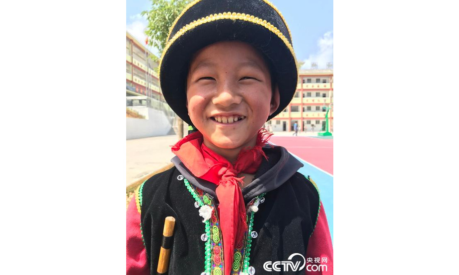 生活在边境线上的8岁苗族孩子吴鸿杰，是个活泼爱笑的男孩。从小父母和老师就告诉他，不可以随便穿越国境线。他说自己要好好学习，长大后好好建设自己的家乡。