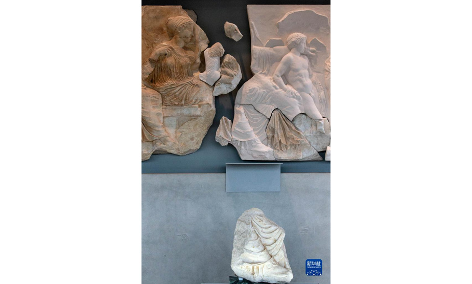 1月10日，一块原保存于意大利一家博物馆的雅典卫城帕特农神庙石雕碎片在希腊雅典卫城博物馆展出。

　　在意大利和希腊两国博物馆签署长期租借协议后，原保存在意大利一家博物馆的一块雅典卫城帕特农神庙石雕碎片10日在希腊雅典卫城博物馆展出。

　　新华社发（马里奥斯·罗洛斯摄）