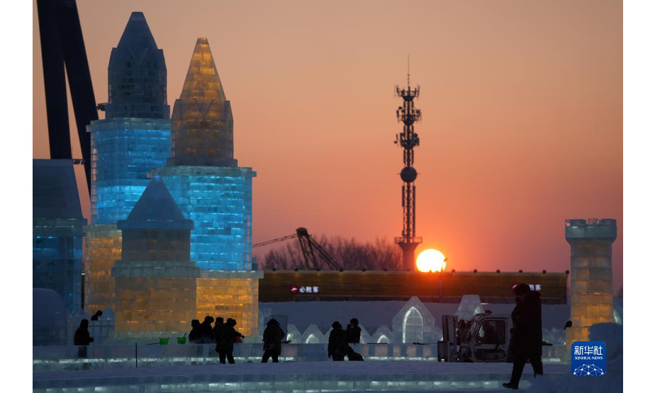 12月23日，工人在哈尔滨冰雪大世界园区施工。