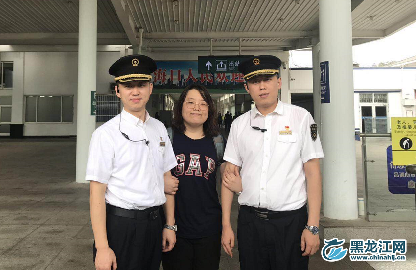 走过冰天雪地，踏着椰林树影，历经48小时31分钟，黑龙江网圆满完成春运报道。记者宋菲与列车长胡淼、王鹏在海口站进行合影留念。