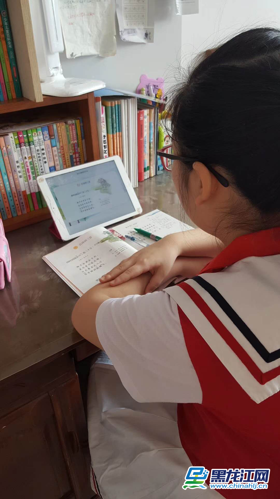 3月2日，黑龙江省春季新学期开学第一天，为维护疫情防控大局、确保广大师生身体健康，全省274万4349名中小学生同时参加线上学习，实现“停课不停学”，这在黑龙江基础教育史上前所未有。图为哈尔滨市奋斗小学学生正在线上学习。