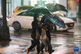 9月2日，人们冒雨走在美国纽约街头。<br/><br/>　　受飓风“艾达”影响，暴雨1日晚开始袭击纽约市及周边地区，并引发洪涝灾害。纽约州州长凯茜·霍楚尔于2日凌晨宣布该州进入紧急状态。<br/><br/>　　新华社记者 王迎 摄