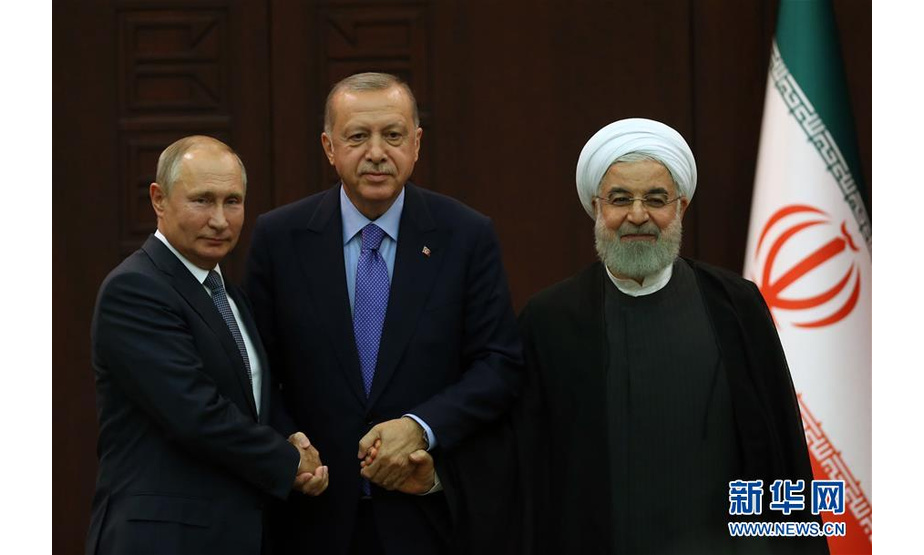 9月16日，在土耳其首都安卡拉，土耳其总统埃尔多安（中）、俄罗斯总统普京（左）和伊朗总统鲁哈尼出席联合新闻发布会。 土耳其、俄罗斯和伊朗三国领导人16日在安卡拉举行会晤，重点讨论了叙利亚安全问题，强调应在叙利亚西北部伊德利卜地区实现长期停火。 新华社发（穆斯塔法·卡亚摄）