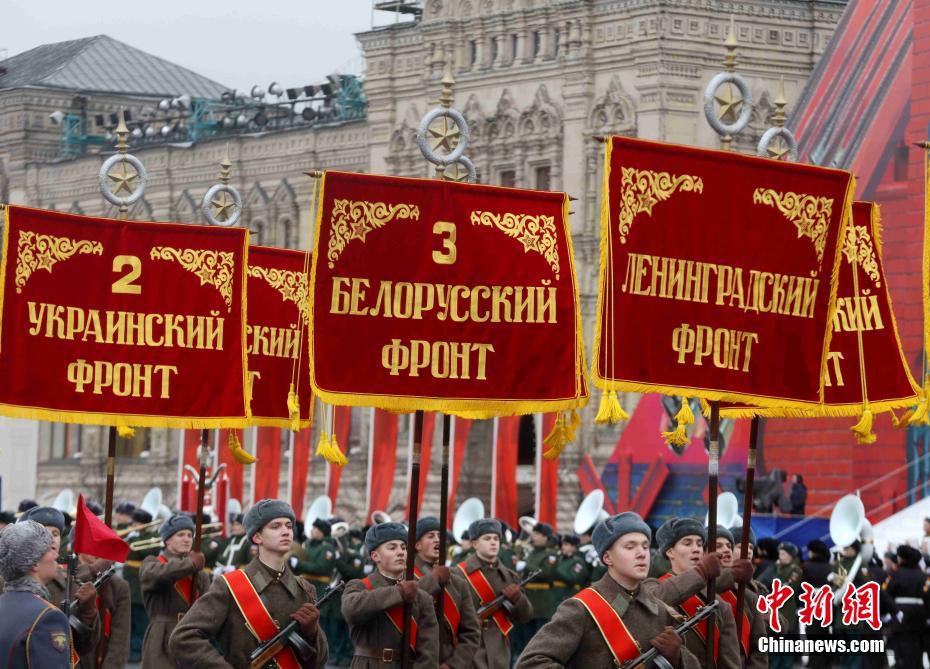 当地时间11月7日，莫斯科红场举行阅兵式，纪念1941年红场阅兵式。1941年，德军兵临莫斯科城下。为了鼓舞苏联官兵士气，苏联高层决定于当年11月7日在红场举行阅兵式。部队接受检阅完后直接开赴战场。1941年阅兵式被称为战争史上的奇迹，极大鼓舞了苏联军民抗击法西斯的士气。中新社记者 王修君 摄