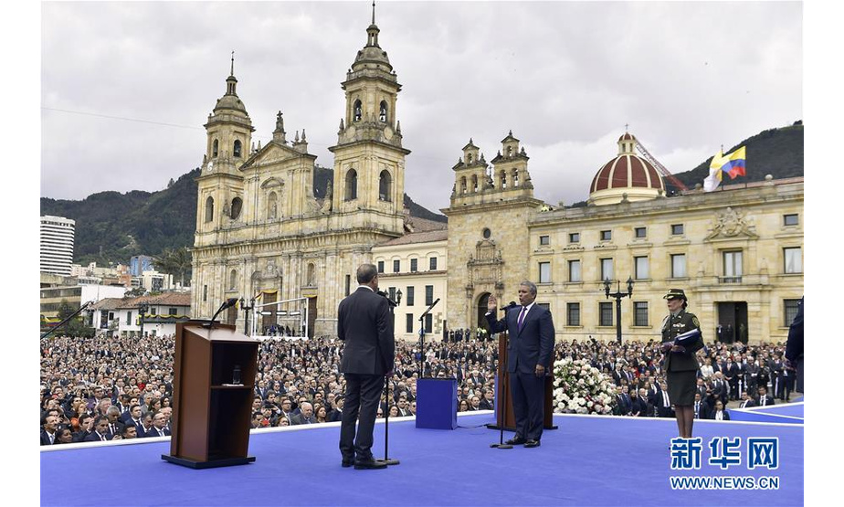 8月7日，在哥伦比亚首都波哥大，哥伦比亚新任总统杜克（中）出席就职典礼。哥伦比亚新任总统杜克7日在首都波哥大市中心玻利瓦尔广场宣誓就职，正式开始为期四年的总统任期。 新华社发（哥伦比亚总统府供图）