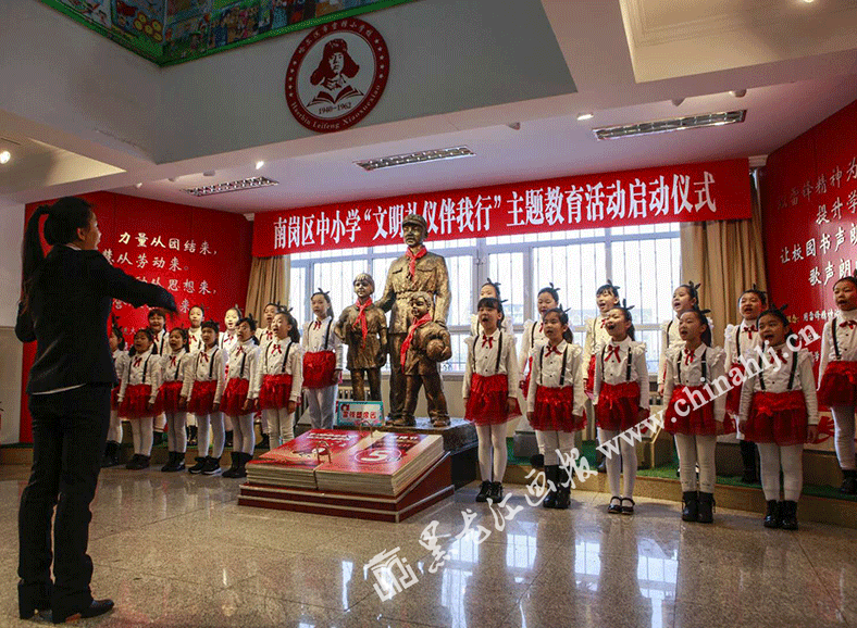 黑龙江画报3月5日讯  3月5日，哈尔滨市中小学迎来开学首日。3月5日同时也是雷锋纪念日，哈尔滨市“文明礼仪伴我行”主题教育活动在雷锋小学举行启动仪式。黑龙江画报记者 赵刚 摄