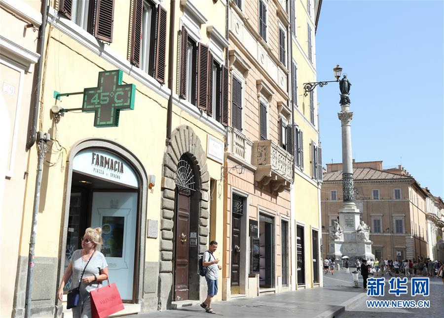 8月12日，在意大利首都罗马，一处药店的温度计显示实时温度为45摄氏度。 当日，罗马最高气温达到37摄氏度，体感温度更是一度突破40摄氏度。 新华社记者程婷婷摄
