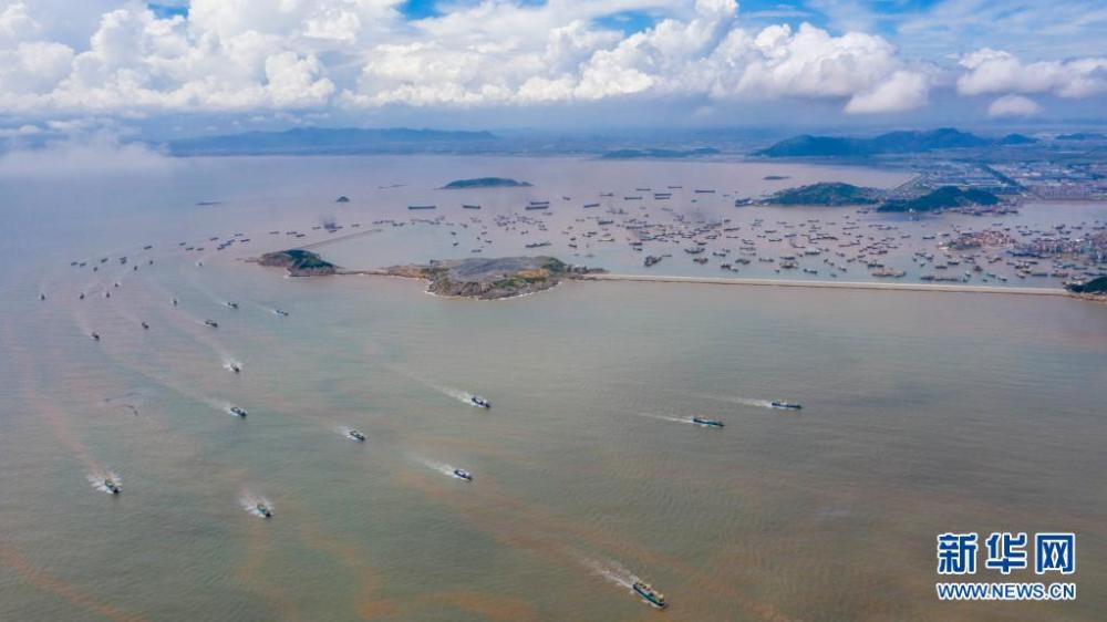 8月1日，在浙江温岭箬山渔港，渔船出海作业（无人机照片）。 当日中午12时，浙江沿海地区的部分渔船结束伏季休渔，驶出渔港，奔赴渔场。 新华社发（朱海伟 摄）