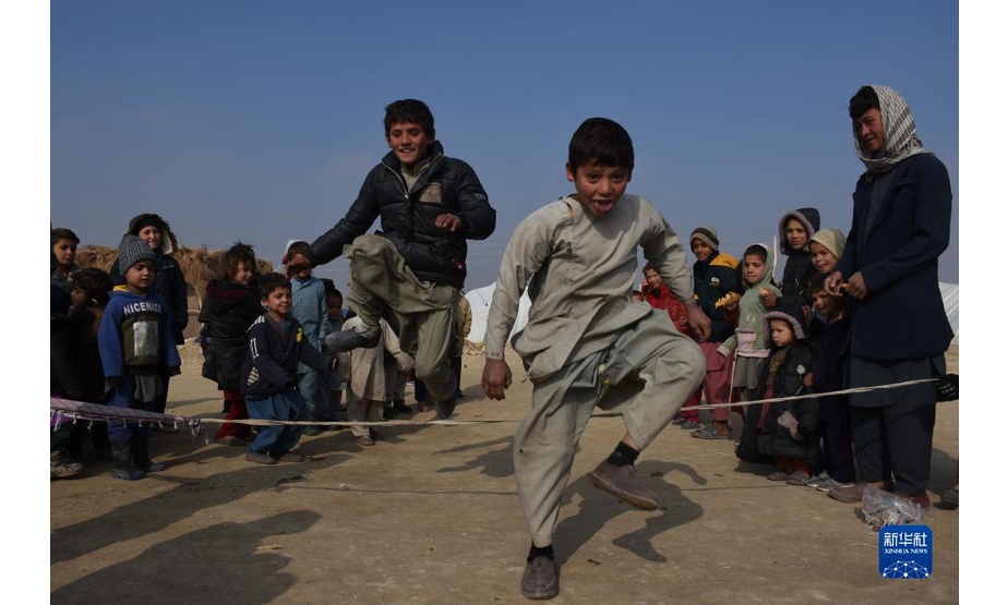 11月20日，孩子们在阿富汗马扎里沙里夫一处流离失所者营地玩耍。新华社发（卡瓦·巴沙拉特摄）