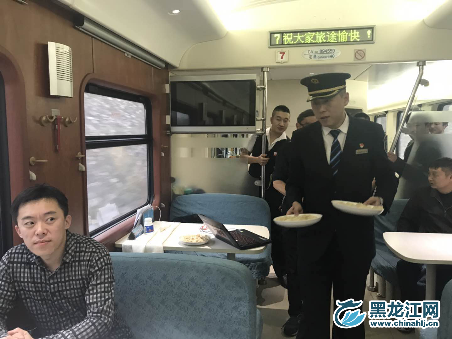 列车长将饺子端到乘客面前。宋菲 摄