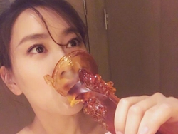 马苏获华鼎奖竟翻白眼 还把奖杯当酒杯