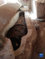 埃及旅游和文物部12月5日发表声明说，来自西班牙的考古团队在埃及明亚省拜赫奈萨考古区发现两座距今超过2500年的墓葬，并出土两具口含“金舌”的人类遗骸。<br/><br/>　　这是埃及明亚省古墓葬中发现的石棺。<br/><br/>　　新华社发（埃及旅游和文物部供图）