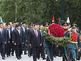 习近平向俄罗斯无名烈士墓敬献花圈
