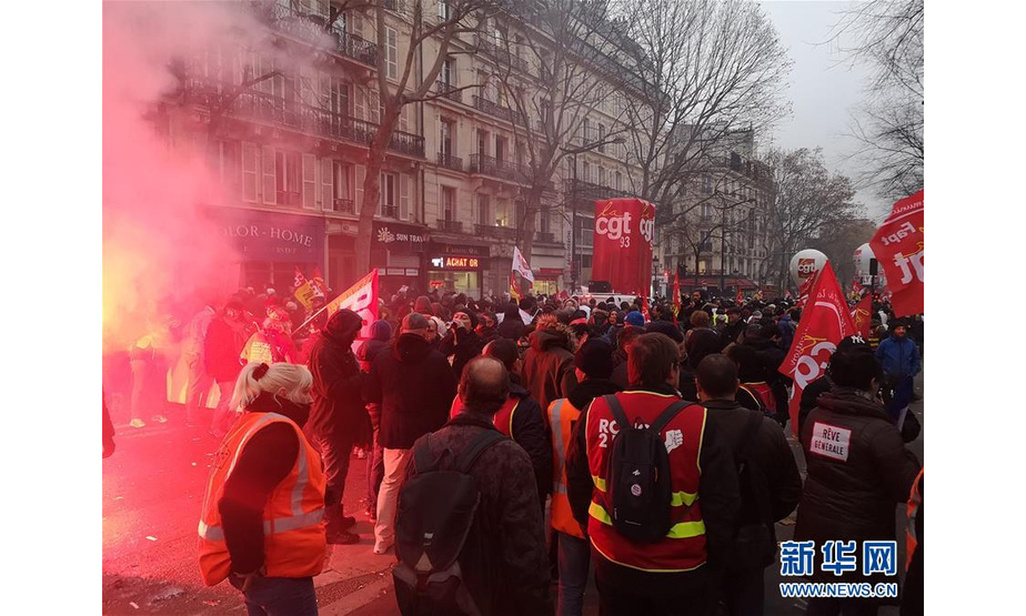 这是12月5日在法国巴黎拍摄的罢工游行现场。 法国5日爆发全国范围内的罢工游行，导致交通几乎全面瘫痪。部分暴力示威者与警方发生冲突，警方宣布逮捕上百人。 新华社记者 韩茜 摄