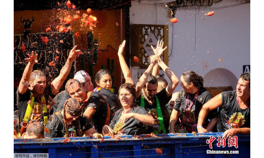 当地时间8月28日，西班牙瓦伦西亚，当地举行了一年一度的“西红柿狂欢节”（Tomatina），狂欢者互相投掷西红柿，到处一片红泥雨，热闹非凡。