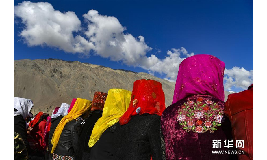 达布达尔乡热斯喀木村村民盛装观看文工团演出（6月6日摄）。新华社记者 胡虎虎 摄