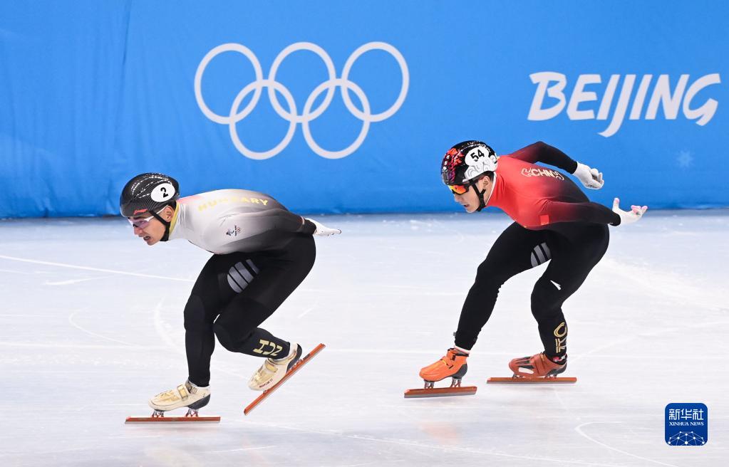 2月7日，任子威（右）在比赛中。

　　当日，在首都体育馆举行的北京2022年冬奥会短道速滑项目男子1000米决赛中，中国选手任子威夺得冠军。

　　新华社记者 黄宗治 摄