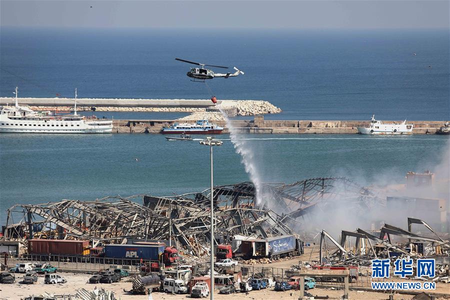 这是8月5日在黎巴嫩首都贝鲁特拍摄的爆炸过后的港口区景象。 黎巴嫩首都贝鲁特港口区4日傍晚发生剧烈爆炸。截至5日晨，爆炸已造成至少100人死亡，另有4000多人受伤。 新华社发（比拉尔·贾维希摄）