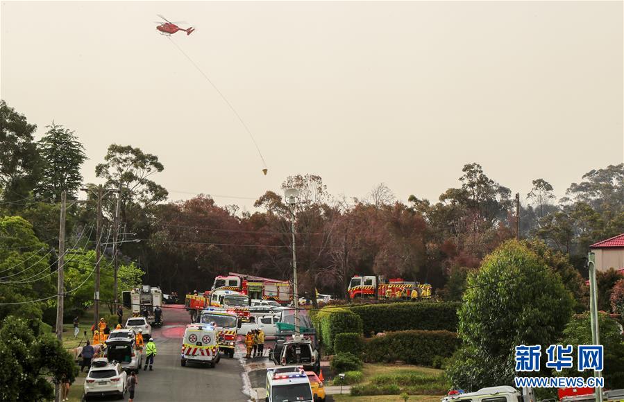 11月12日，在澳大利亚悉尼附近的南塔勒马拉，一架消防直升机参与灭火。 近日，澳大利亚东部林火继续肆虐，大悉尼地区面临“灾难级”林火威胁。悉尼所在的新南威尔士州州长贝雷吉克利安11日宣布该州进入为期7天的紧急状态。12日，最近的起火点已逼近悉尼城区，林火造成城市上空被大量烟尘笼罩。 新华社记者 白雪飞 摄
