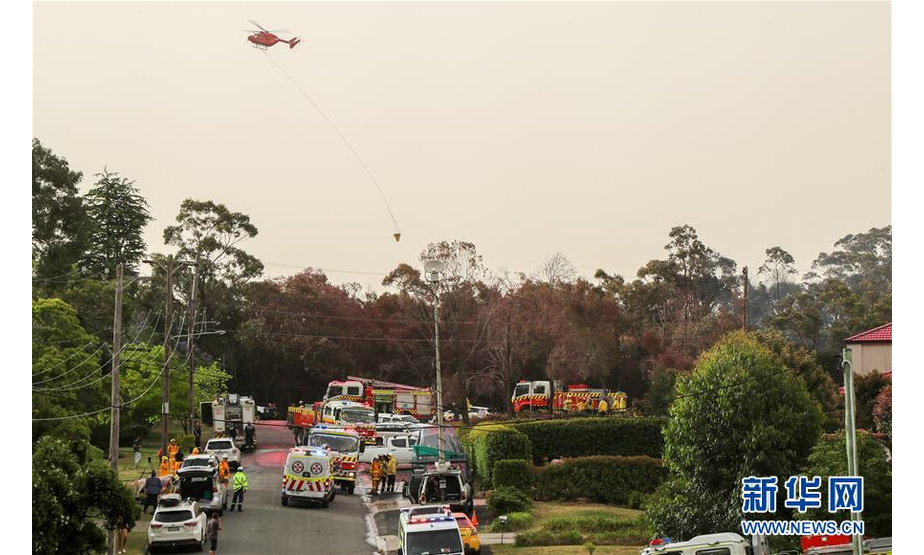 11月12日，在澳大利亚悉尼附近的南塔勒马拉，一架消防直升机参与灭火。 近日，澳大利亚东部林火继续肆虐，大悉尼地区面临“灾难级”林火威胁。悉尼所在的新南威尔士州州长贝雷吉克利安11日宣布该州进入为期7天的紧急状态。12日，最近的起火点已逼近悉尼城区，林火造成城市上空被大量烟尘笼罩。 新华社记者 白雪飞 摄