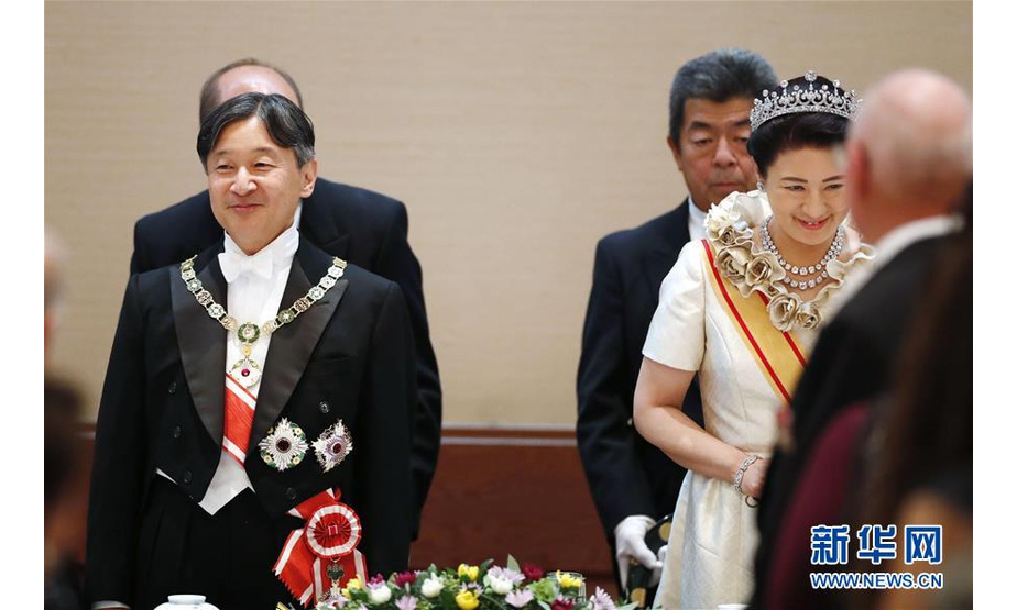 10月22日，在日本东京，德仁天皇（左）和雅子皇后参加即位“飨宴之仪”。 日本德仁天皇22日在皇居正殿“松之间”举行了“即位礼正殿之仪”，正式宣告日本第126代天皇即位。当日晚间举行新天皇即位“飨宴之仪”，天皇夫妇和皇室成员与外国元首等宾客一同用餐。 新华社/共同社