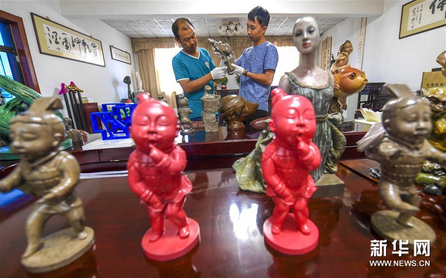 8月12日，在河北省饶阳县华日青铜文化产业园，顾客在挑选青铜雕塑。 河北省饶阳县华日青铜文化产业园成立于二十世纪90年代，经过20余年的发展，形成了以设计生产各类雕塑艺术品为主的现代文化产业园。目前该园区从业人数200余人，产品销往全国100多个城市，并远销美国、德国、日本等国。 新华社记者 李晓果 摄