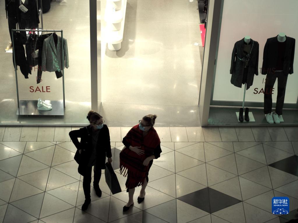 12月26日，人们在美国旧金山湾区圣克拉拉一家购物中心购物。

　　近期，变异新冠病毒奥密克戎毒株在美国加速传播，美国多项疫情指标严重反弹。圣诞购物季期间，疫情防控难度进一步增大。

　　新华社记者 吴晓凌 摄