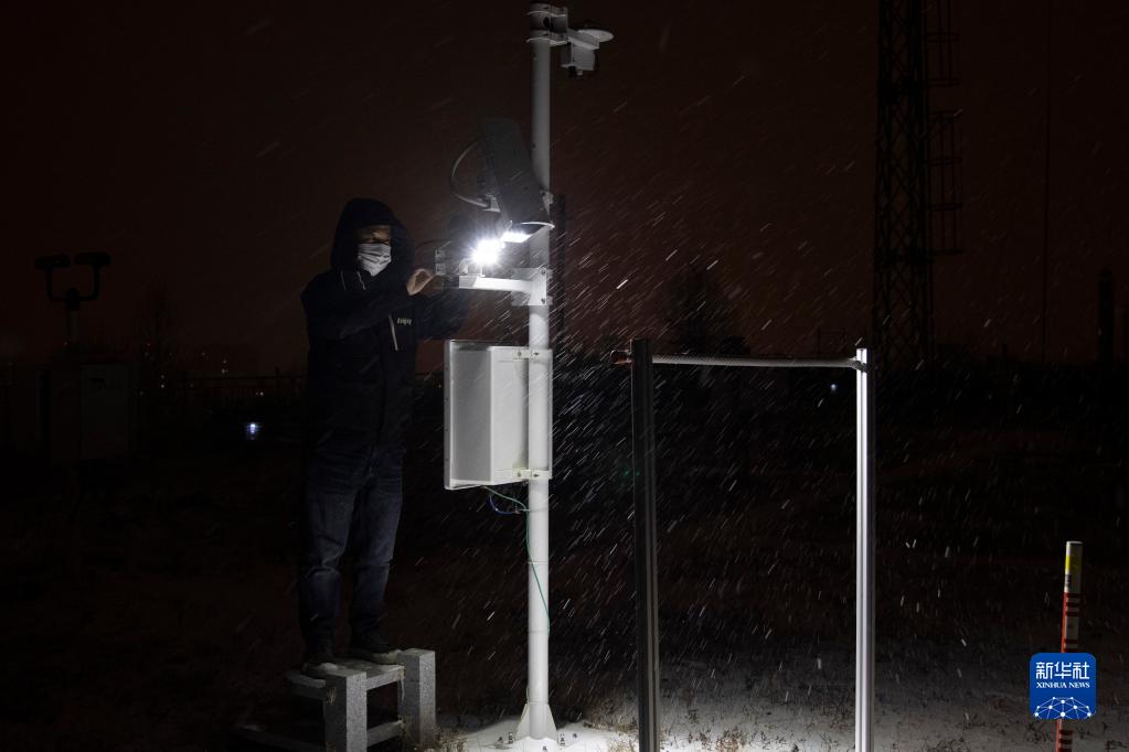 11月21日晚，在鸡西市气象局，工作人员在雪中巡查设备。

　　黑龙江省鸡西市气象局于11月22日03时50分将暴雪橙色预警信号升级为暴雪红色预警信号。为保障当地物资运输畅通、居民出行便利，鸡西市相关部门迅速组织除雪力量，一夜无眠的“逆行者”在暴雪中用自己的辛苦付出，保障城市有序运转和居民正常生活。

　　新华社记者 张涛 摄