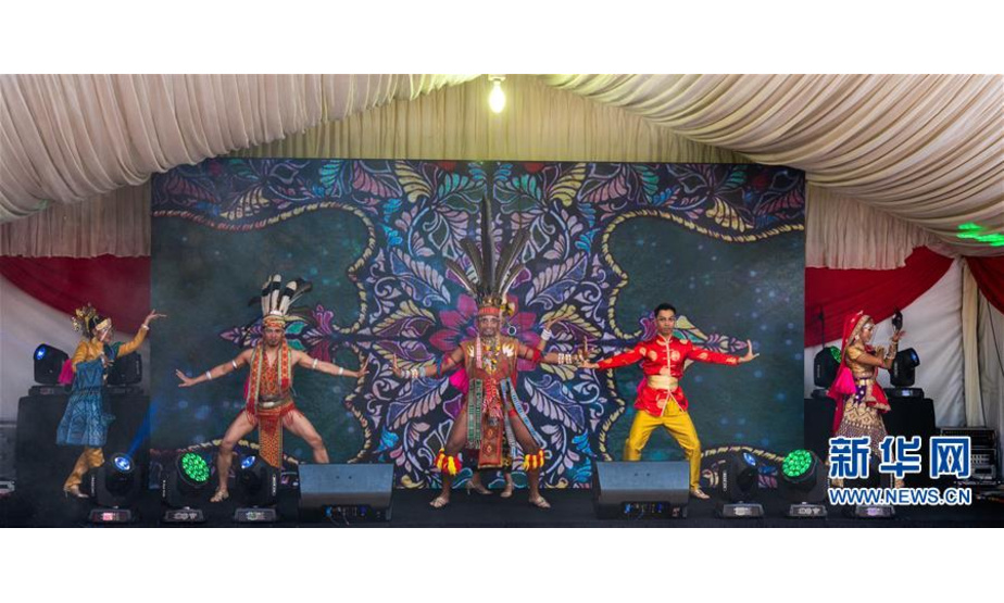 9月26日，在马来西亚吉隆坡附近的马来西亚国家动物园，演员在“中马文化旅游月·相约大自然”活动开幕式上表演马来西亚风情舞蹈。 由吉隆坡中国文化中心主办的“中马文化旅游月·相约大自然”活动26日在马来西亚国家动物园拉开帷幕，吸引了当地众多市民参与。 新华社记者 朱炜 摄