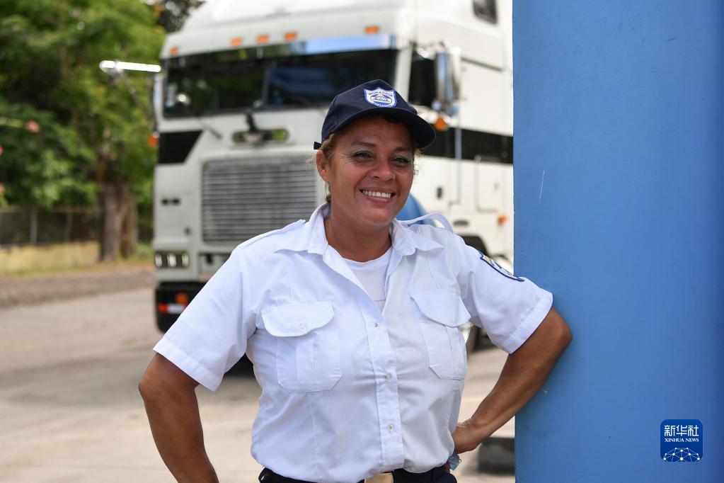 这是12月11日在尼加拉瓜佩尼亚斯布兰卡斯边境口岸拍摄的工作人员。

　　新华社记者 辛悦卫 摄