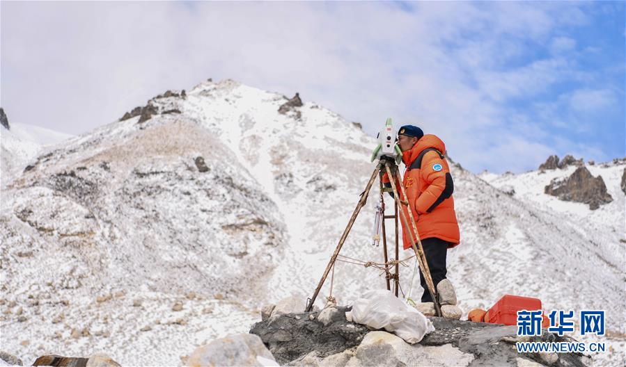 自然资源部第一大地测量队队员郑林在使用全站仪对珠峰峰顶进行交会观测（5月27日摄）。 当日，2020珠峰高程测量登山队成功登顶后，在珠峰大本营的珠峰高程起算点，自然资源部第一大地测量队队员利用全站仪等仪器对珠穆朗玛峰峰顶进行交会观测。 新华社记者 普布扎西 摄