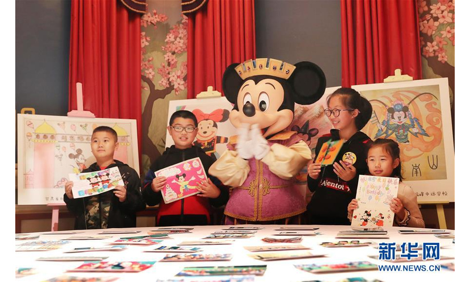 11月18日，小朋友在上海迪士尼乐园奇幻童话城堡内与米奇合影。 新华社记者 方喆 摄