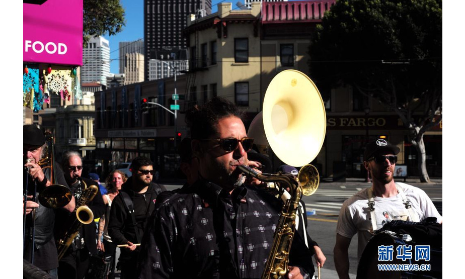 6月15日，一支乐队在美国加利福尼亚州旧金山街头演奏。

　　美国加州于6月15日解除防疫等级限制的相关规定，全面恢复开放经济活动。

　　新华社记者 吴晓凌 摄