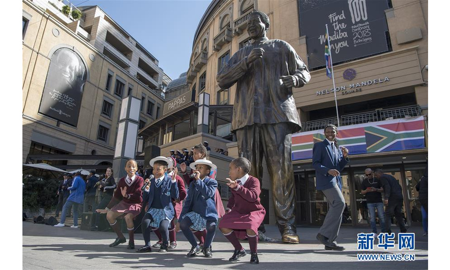 7月18日，在南非约翰内斯堡，学生们参加曼德拉国际日纪念活动。

当日是“纳尔逊·曼德拉国际日”，南非多地举办了形式多样的纪念活动。

新华社记者 陈诚 摄
