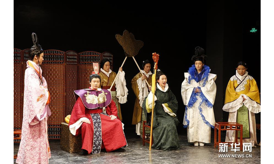12月15日晚，学生在北京人艺剧院表演话剧《天之骄子》 。新华社发（周良摄）