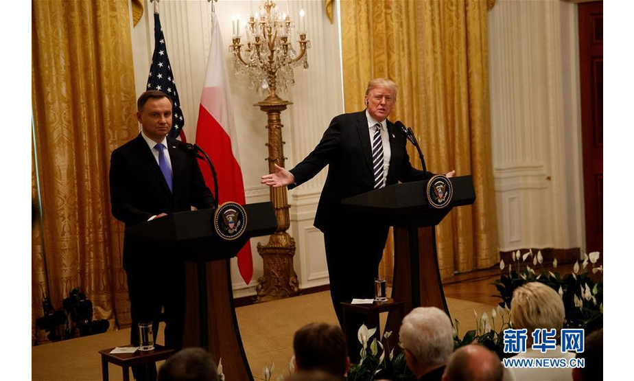 9月18日，在美国华盛顿，美国总统特朗普（右）和波兰总统杜达出席联合记者会。杜达18日到访华盛顿，重提要美国在波兰设立永久军事基地。特朗普说，会“认真考虑”这一提议。 新华社发（沈霆 摄）