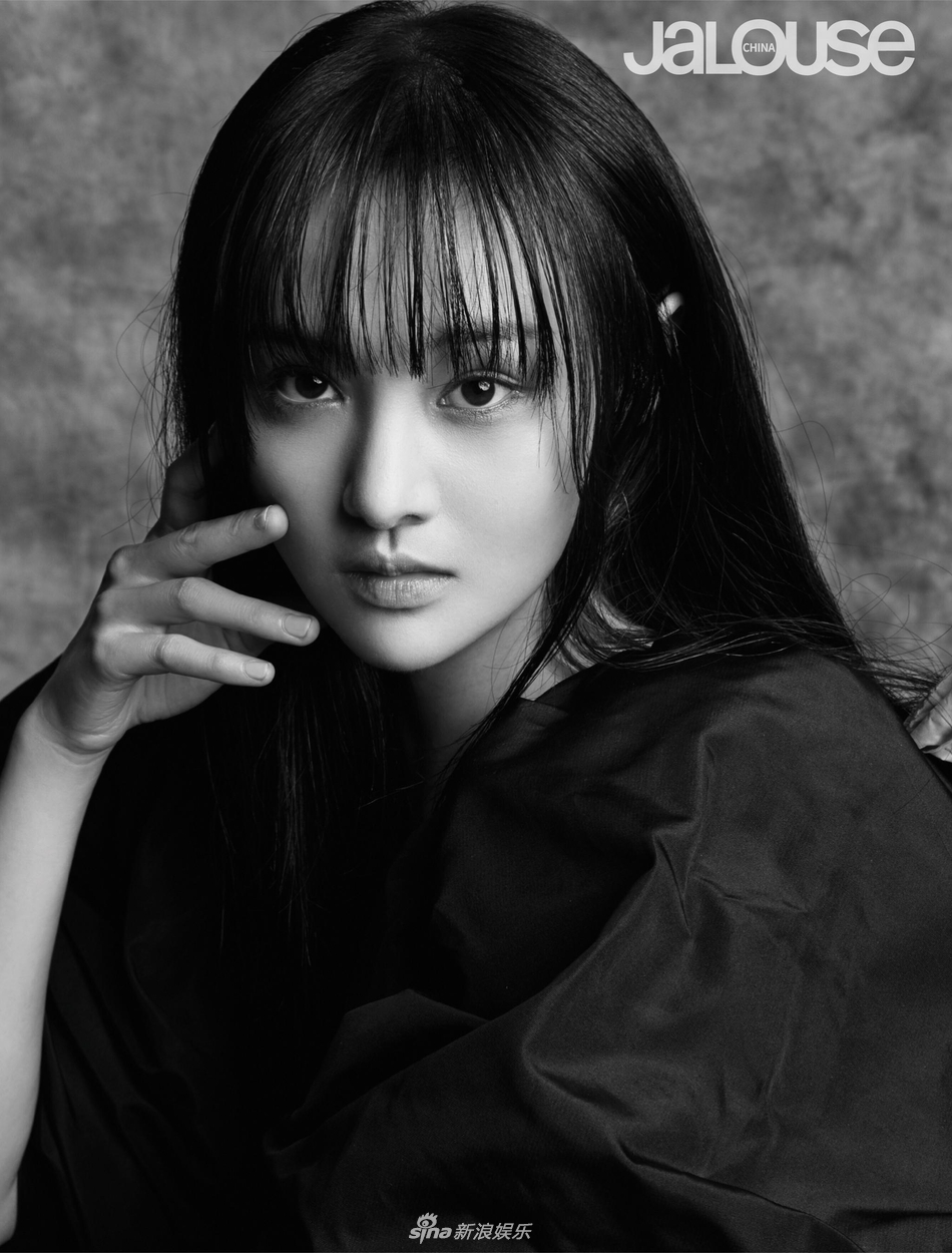 新浪娱乐讯 今日，郑爽最新杂志照曝光，红黄撞色颜料妆尝试大胆，暗黑风烟熏妆搭配黑色披风短裙、皮手套，眼神妩媚，黑色透视裙配合大红色唇妆，披着头纱微微仰头，全新尝试的郑爽太A了。