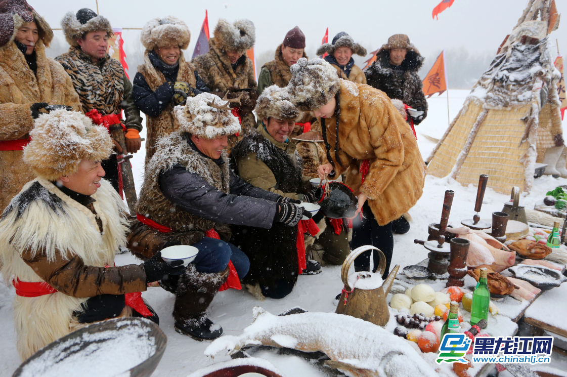 中国冰城哈尔滨每年冬季都见证中国最大规模的采冰活动，在北风呼啸、光滑如镜的松花江上，每天近千名采冰工人一起作业，取冰场面十分壮观。王铁男 摄