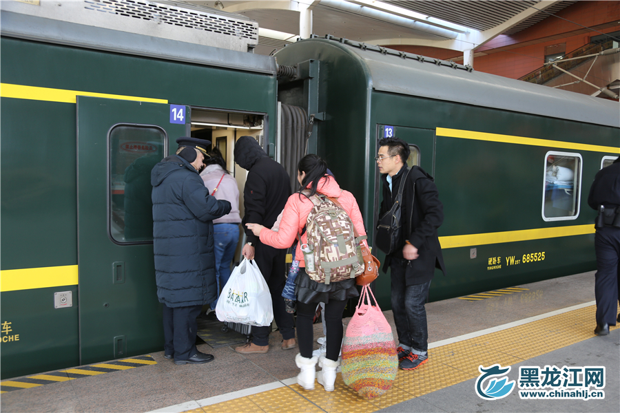 乘客登上火车。 石启立 摄