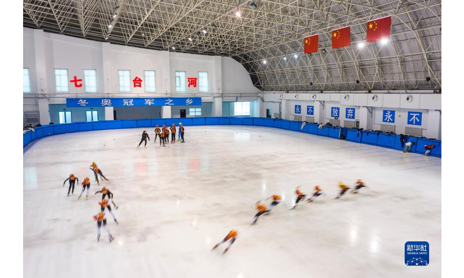 1月10日，七台河职业学院短道速滑训练中心的孩子们在七台河体育中心训练（无人机照片）。